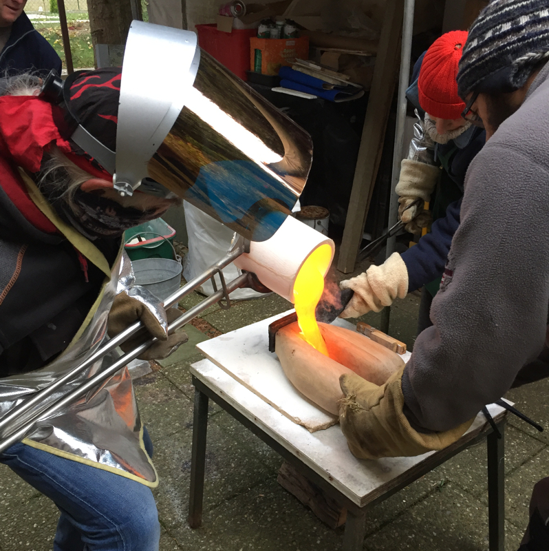 hot glass casting_pouring hot glass over a wooden form